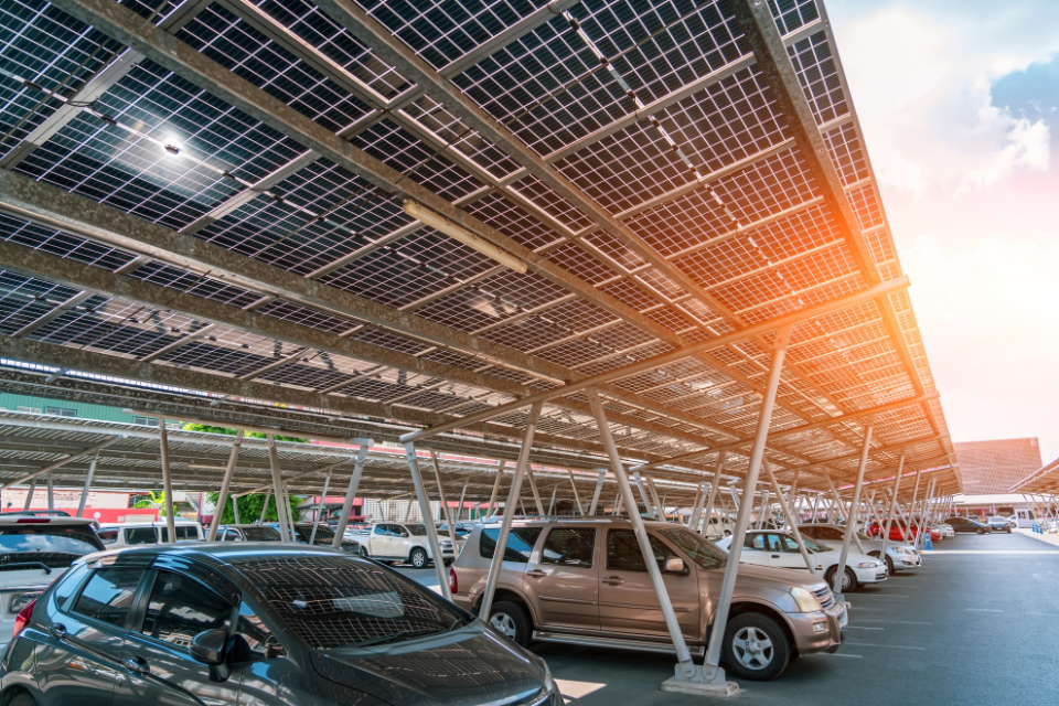 panneaux photovoltaïques installés sur les ombrières d'un parking