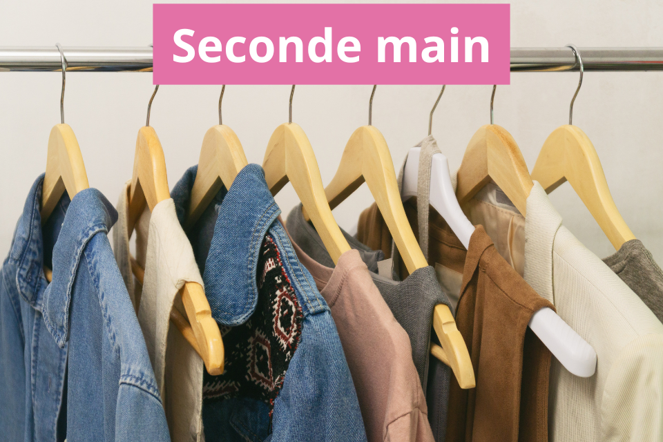 Portant de vêtements de seconde main