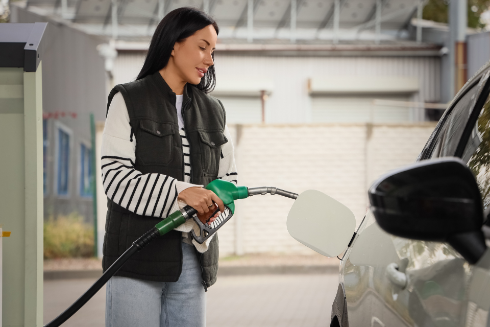 femme faisant le plein d'essence